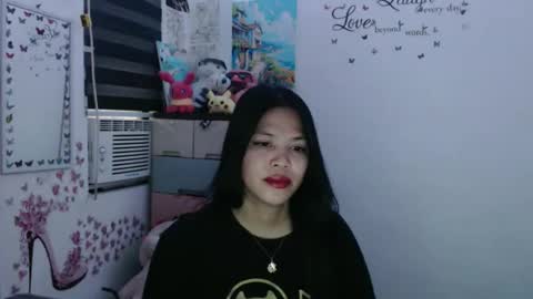 Snapshot of urpreciouspinayxxx chatting on 10/20/25, 12:33 hi im kim online show from 10/20/25, 12:33