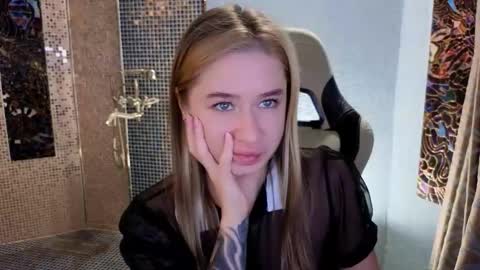 Leila online show from 11/26/25, 02:18