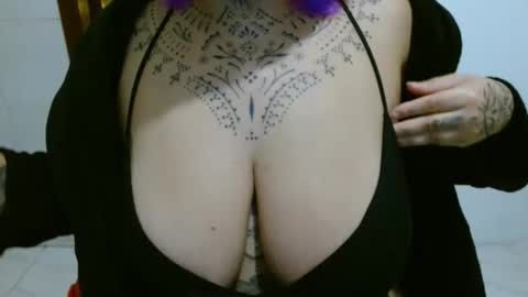 Snapshot of vaholiver chatting on 11/05/25, 03:17 Vah Oliver online show from 11/05/25, 03:17