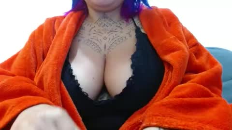 Snapshot of vaholiver chatting on 11/30/25, 03:16 Vah Oliver online show from 11/30/25, 03:16