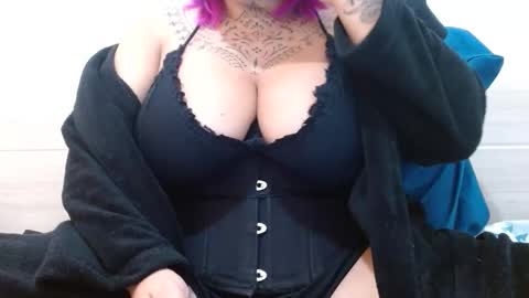 Snapshot of vaholiver chatting on 12/02/25, 12:43 Vah Oliver online show from 12/02/25, 12:43