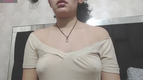 Snapshot of vainilla_cam chatting on 01/08/25, 01:53 Vainilla online show from 01/08/25, 01:53
