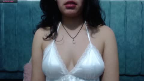 Snapshot of vainilla_cam chatting on 01/25/25, 02:15 Vainilla online show from 01/25/25, 02:15