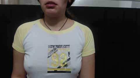 Snapshot of vainilla_cam chatting on 03/10/25, 05:11 Vainilla online show from 03/10/25, 05:11