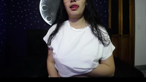 Snapshot of vainilla_cam chatting on 12/18/25, 02:06 Vainilla online show from 12/18/25, 02:06