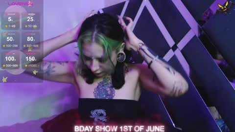 Vainilla Independent model online show from 05/17/26, 12:19