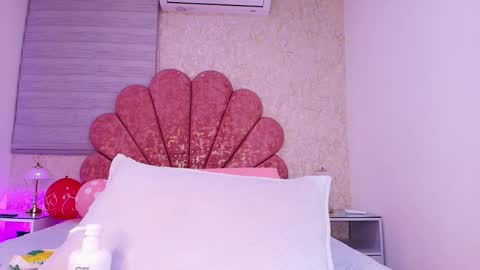 Snapshot of vaiolet_colls chatting on 02/12/26, 12:00 Vaiolet colls online show from 02/12/26, 12:00