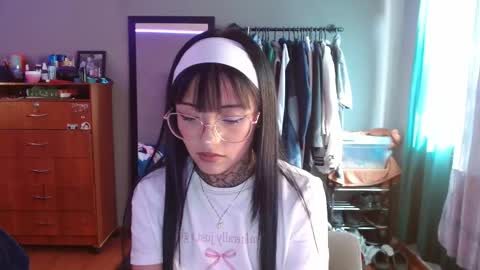 Snapshot of val_azuna chatting on 12/19/25, 06:59 valentina online show from 12/19/25, 06:59