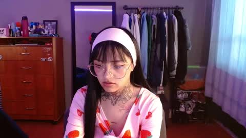 Snapshot of val_azuna chatting on 12/22/25, 02:36 valentina online show from 12/22/25, 02:36