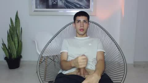 Snapshot of valen_and_paul_ chatting on 12/21/25, 02:41 valen paul online show from 12/21/25, 02:41