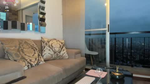 Snapshot of valensweetlove chatting on 12/16/24, 10:56 Valen online show from 12/16/24, 10:56