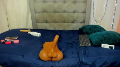 Snapshot of valentina_0_ chatting on 02/11/25, 10:04 Valentina online show from 02/11/25, 10:04