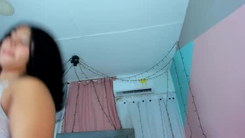 Snapshot of valentina_0_ chatting on 11/06/25, 04:02 Valentina online show from 11/06/25, 04:02