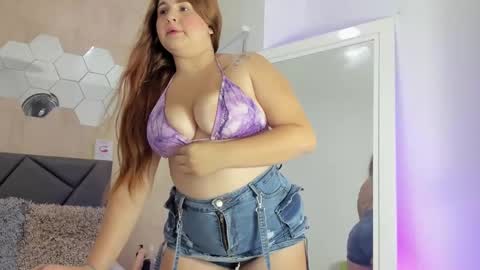 Snapshot of valentina_diiaz chatting on 09/20/25, 02:29 Velentina online show from 09/20/25, 02:29