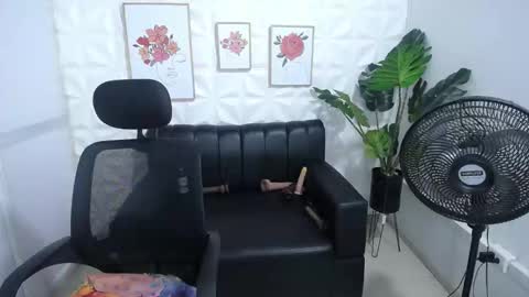 Snapshot of valentina_mature chatting on 02/13/25, 09:27 Valentina online show from 02/13/25, 09:27