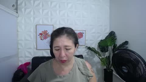 Snapshot of valentina_mature chatting on 02/14/25, 10:14 Valentina online show from 02/14/25, 10:14