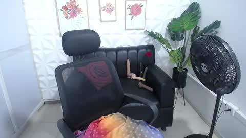 Snapshot of valentina_mature chatting on 02/15/25, 01:21 Valentina online show from 02/15/25, 01:21