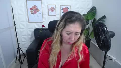 Snapshot of valentina_mature chatting on 02/15/25, 10:33 Valentina online show from 02/15/25, 10:33