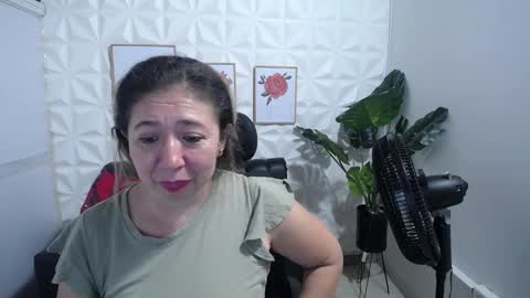 Snapshot of valentina_mature chatting on 02/16/25, 04:42 Valentina online show from 02/16/25, 04:42