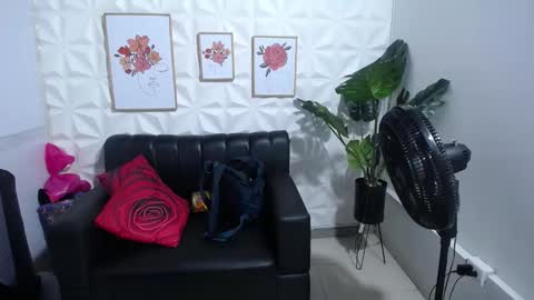 Snapshot of valentina_mature chatting on 02/17/25, 11:09 Valentina online show from 02/17/25, 11:09