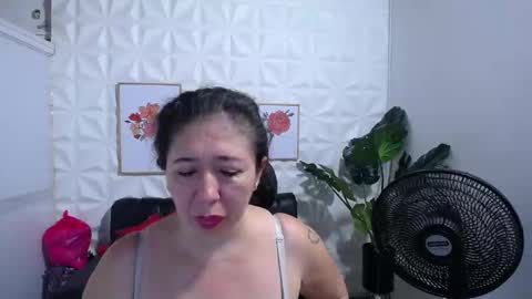 Snapshot of valentina_mature chatting on 02/20/25, 09:09 Valentina online show from 02/20/25, 09:09
