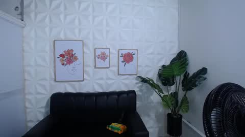 Snapshot of valentina_mature chatting on 02/21/25, 10:37 Valentina online show from 02/21/25, 10:37