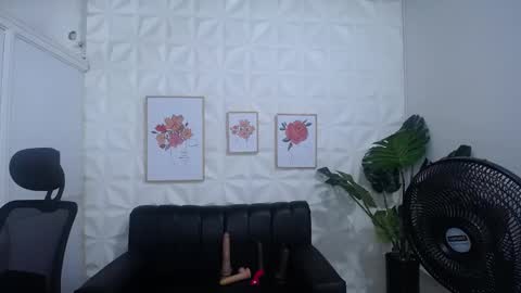 Snapshot of valentina_mature chatting on 02/25/25, 11:00 Valentina online show from 02/25/25, 11:00