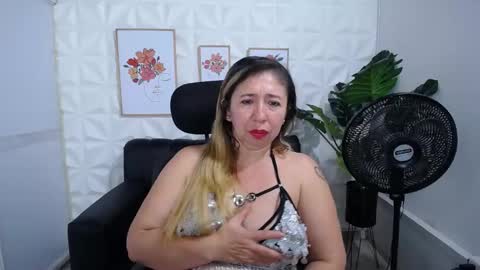 Snapshot of valentina_mature chatting on 02/27/25, 10:15 Valentina online show from 02/27/25, 10:15