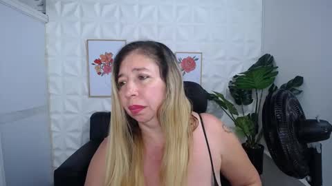 Snapshot of valentina_mature chatting on 03/02/25, 07:21 Valentina online show from 03/02/25, 07:21