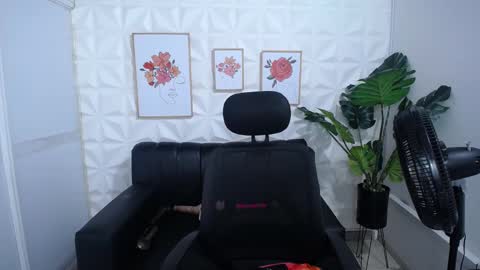 Snapshot of valentina_mature chatting on 03/03/25, 11:46 Valentina online show from 03/03/25, 11:46