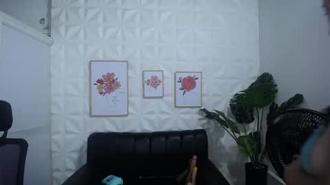 Snapshot of valentina_mature chatting on 03/05/25, 11:05 Valentina online show from 03/05/25, 11:05