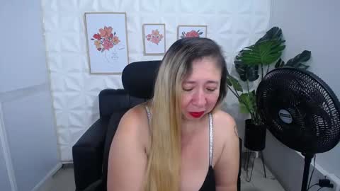 Snapshot of valentina_mature chatting on 03/06/25, 09:09 Valentina online show from 03/06/25, 09:09