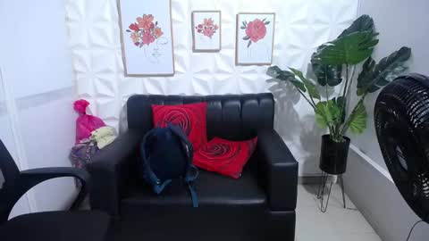 Snapshot of valentina_mature chatting on 03/07/25, 08:44 Valentina online show from 03/07/25, 08:44