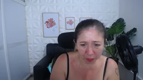 Snapshot of valentina_mature chatting on 03/11/25, 12:33 Valentina online show from 03/11/25, 12:33