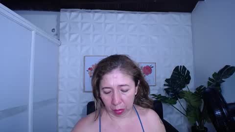 Snapshot of valentina_mature chatting on 09/09/25, 09:25 Valentina online show from 09/09/25, 09:25