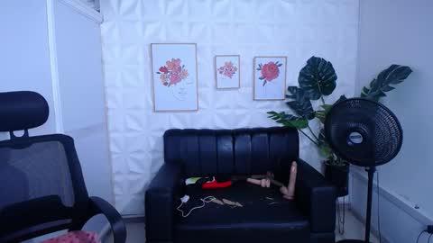 Snapshot of valentina_mature chatting on 09/13/25, 10:20 Valentina online show from 09/13/25, 10:20