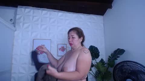 Snapshot of valentina_mature chatting on 09/16/25, 12:55 Valentina online show from 09/16/25, 12:55
