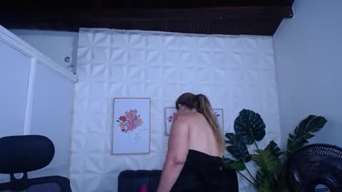 Snapshot of valentina_mature chatting on 09/17/25, 12:01 Valentina online show from 09/17/25, 12:01