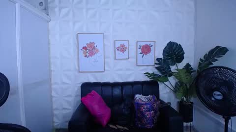 Snapshot of valentina_mature chatting on 09/20/25, 10:44 Valentina online show from 09/20/25, 10:44