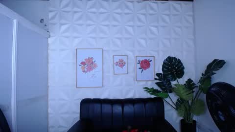 Snapshot of valentina_mature chatting on 09/23/25, 10:24 Valentina online show from 09/23/25, 10:24