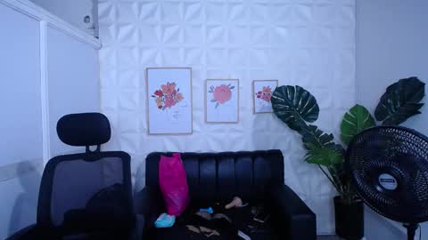 Snapshot of valentina_mature chatting on 09/28/25, 01:22 Valentina online show from 09/28/25, 01:22