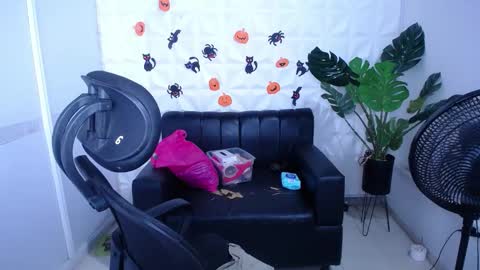 Snapshot of valentina_mature chatting on 10/06/25, 10:29 Valentina online show from 10/06/25, 10:29