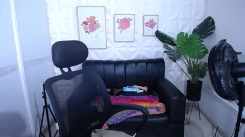 Snapshot of valentina_mature chatting on 10/25/25, 08:00 Valentina online show from 10/25/25, 08:00