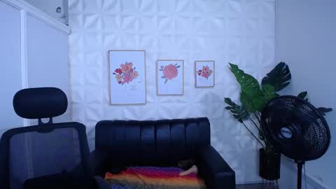 Snapshot of valentina_mature chatting on 10/27/25, 11:52 Valentina online show from 10/27/25, 11:52