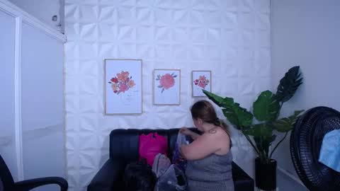 Snapshot of valentina_mature chatting on 11/26/25, 10:44 Valentina online show from 11/26/25, 10:44