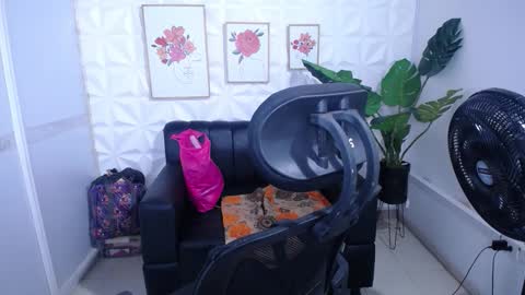 Snapshot of valentina_mature chatting on 11/30/25, 04:49 Valentina online show from 11/30/25, 04:49