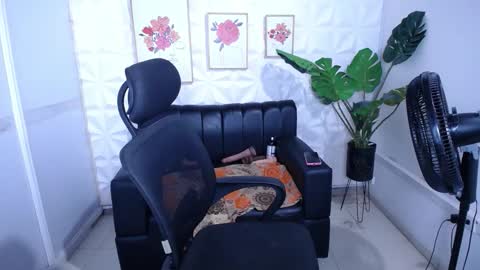 Snapshot of valentina_mature chatting on 12/02/25, 09:47 Valentina online show from 12/02/25, 09:47