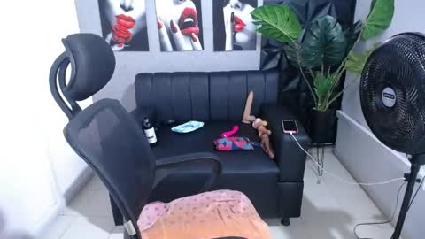 Snapshot of valentina_mature chatting on 05/06/26, 04:45 Valentina online show from 05/06/26, 04:45