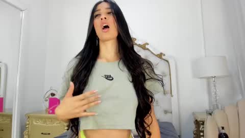 Snapshot of valentina_ross_ chatting on 02/17/25, 12:38 Valentina online show from 02/17/25, 12:38