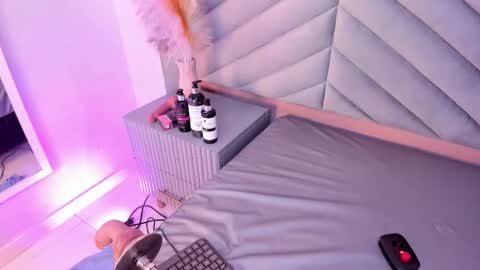 Mia  online show from 11/15/25, 07:43